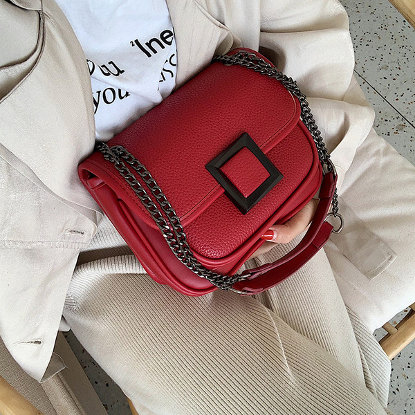 Modern női táska lánccal és fém csattal három színben