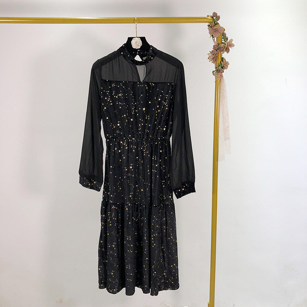 Női hosszú bársonyruha fekete színben, mintával