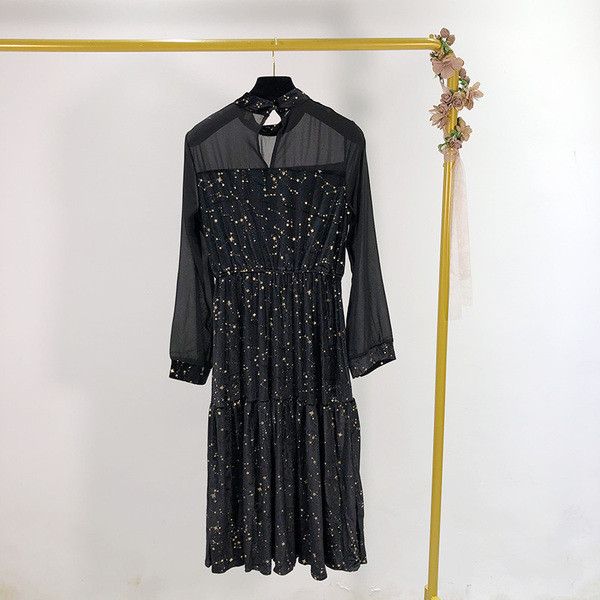 Női hosszú bársonyruha fekete színben, mintával