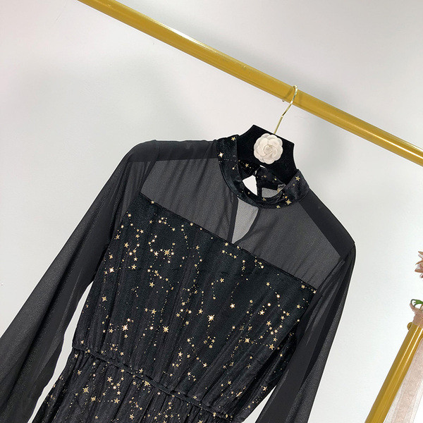 Női hosszú bársonyruha fekete színben, mintával