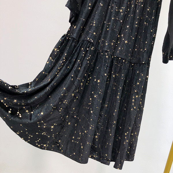 Női hosszú bársonyruha fekete színben, mintával