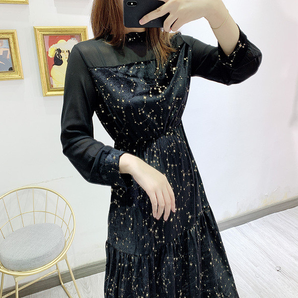 Női hosszú bársonyruha fekete színben, mintával