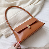 Stílusos női táska rövid füllel és fém rögzítéssel