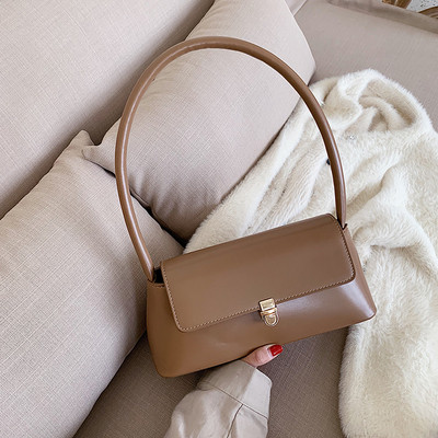 Stílusos női táska rövid füllel és fém rögzítéssel