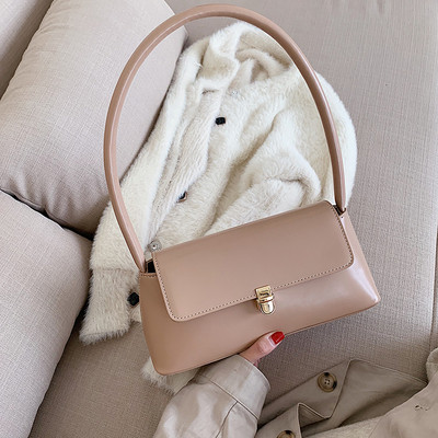 Stílusos női táska rövid füllel és fém rögzítéssel