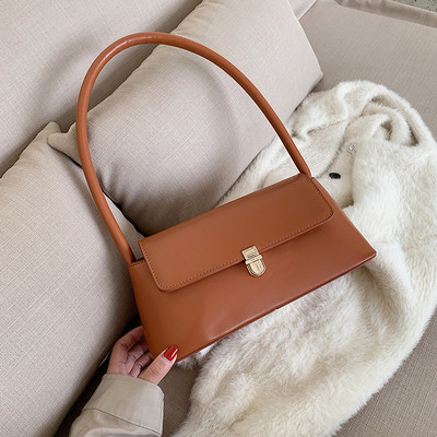 Stílusos női táska rövid füllel és fém rögzítéssel