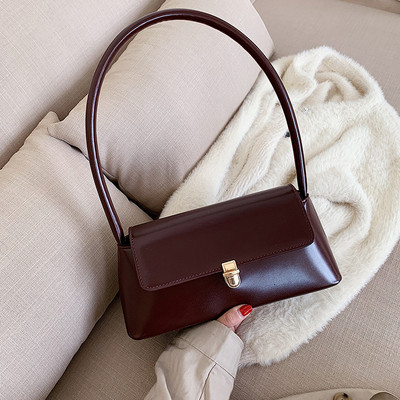 Stílusos női táska rövid füllel és fém rögzítéssel