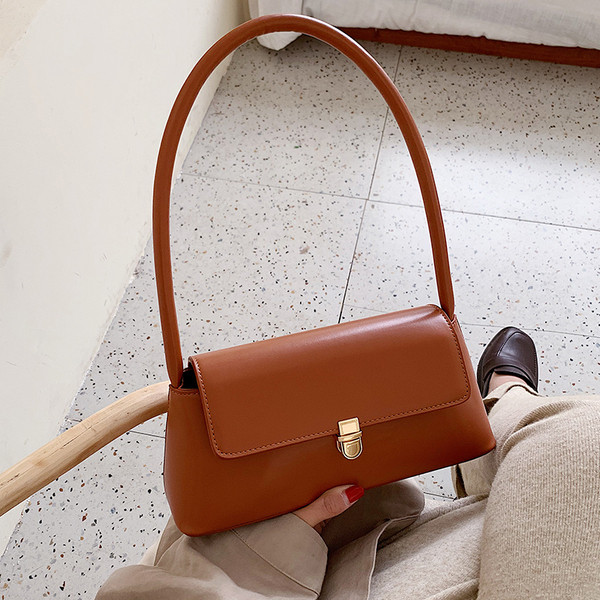 Stílusos női táska rövid füllel és fém rögzítéssel