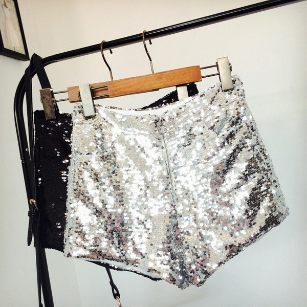 Μοντέρνα γυναικεία σορτς με πούλιες σε μαύρο και ασημί χρώμα