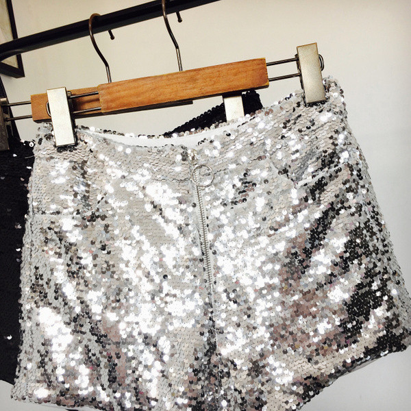 Μοντέρνα γυναικεία σορτς με πούλιες σε μαύρο και ασημί χρώμα