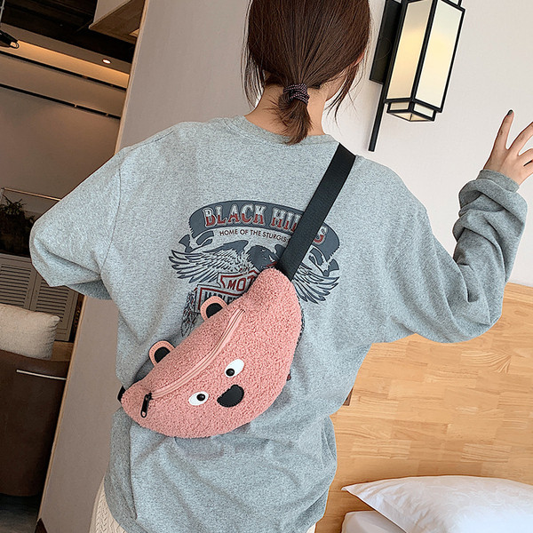 Női táska cipzárral és 3D elemmel több színben