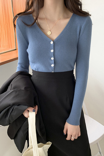 Női alkalmi blúz spitz nyakkivágással és gombokkal több színben