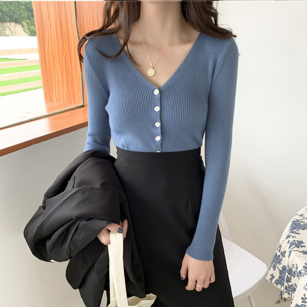 Női alkalmi blúz spitz nyakkivágással és gombokkal több színben