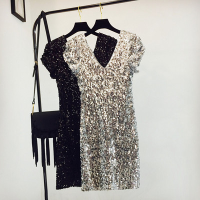 Stílusos női ruha spitz nyakkivágással több színben, fényes hatással