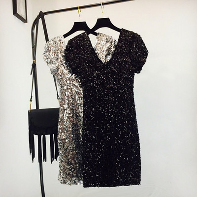 Stílusos női ruha spitz nyakkivágással több színben, fényes hatással