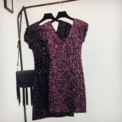 Stílusos női ruha spitz nyakkivágással több színben, fényes hatással