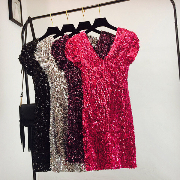 Stílusos női ruha spitz nyakkivágással több színben, fényes hatással