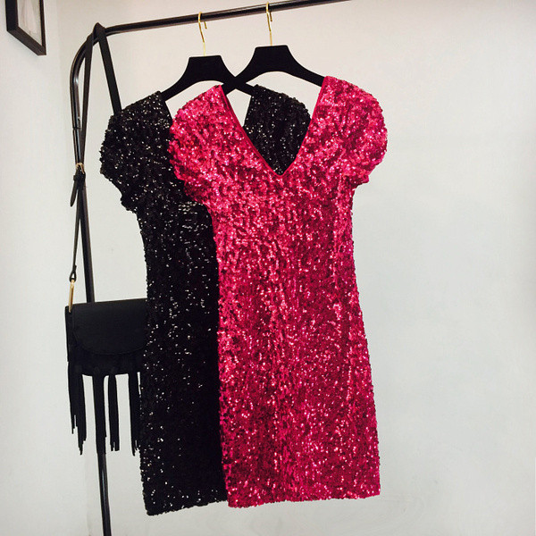 Stílusos női ruha spitz nyakkivágással több színben, fényes hatással