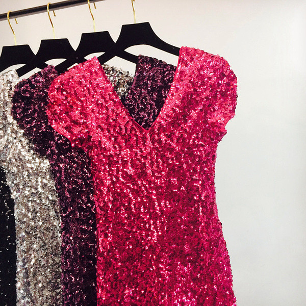 Stílusos női ruha spitz nyakkivágással több színben, fényes hatással