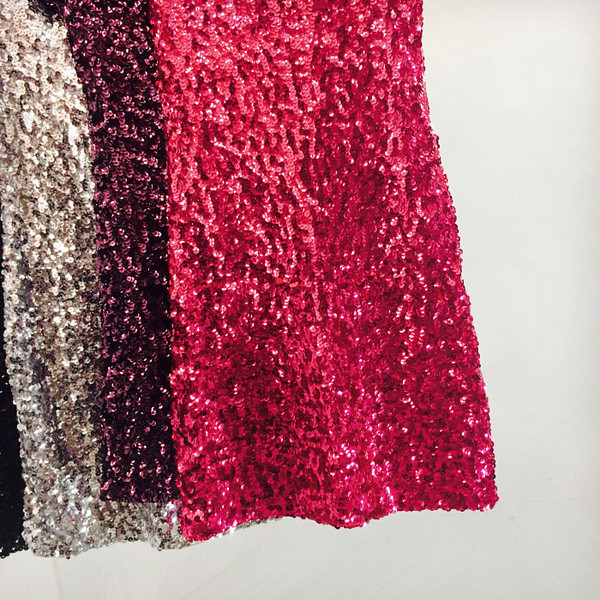 Stílusos női ruha spitz nyakkivágással több színben, fényes hatással