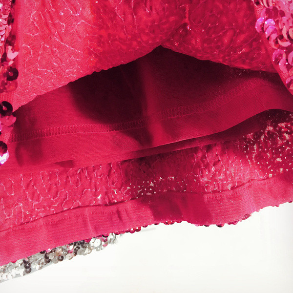 Stílusos női ruha spitz nyakkivágással több színben, fényes hatással