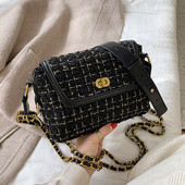 Κομψή γυναικεία τσάντα με μεταλλική στερέωση σε διάφορα χρώματα