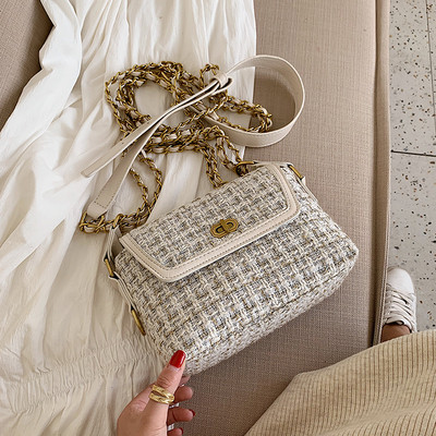 Κομψή γυναικεία τσάντα με μεταλλική στερέωση σε διάφορα χρώματα