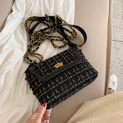 Κομψή γυναικεία τσάντα με μεταλλική στερέωση σε διάφορα χρώματα