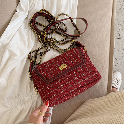 Κομψή γυναικεία τσάντα με μεταλλική στερέωση σε διάφορα χρώματα