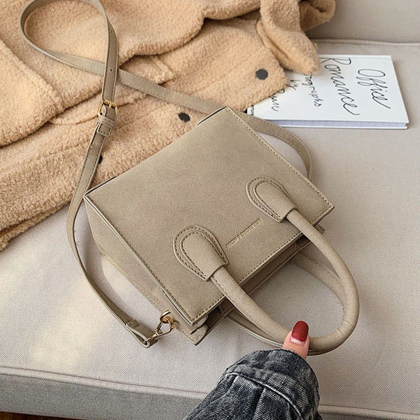 Modern női bőrtáska két füllel, többféle színben