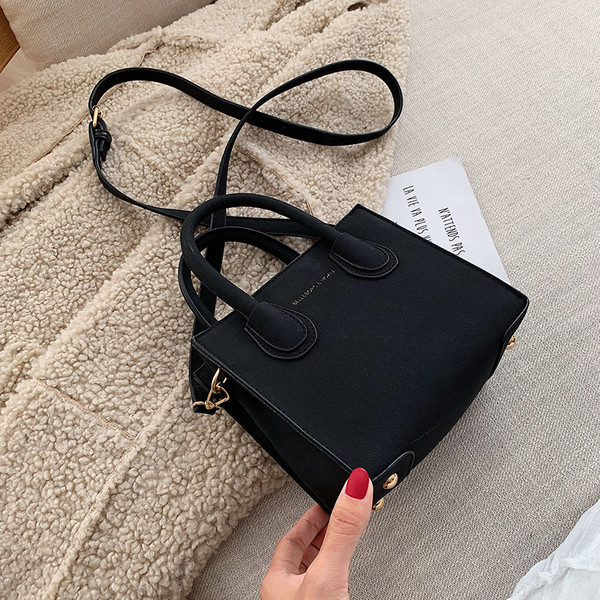 Modern női bőrtáska két füllel, többféle színben