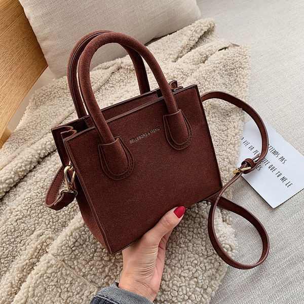 Modern női bőrtáska két füllel, többféle színben