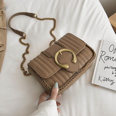 Geanta de dama cu element metalic si lant in mai multe culori