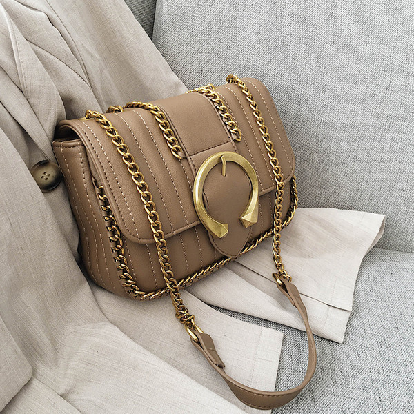 Geanta de dama cu element metalic si lant in mai multe culori