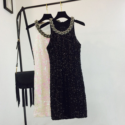 Stílusos női ruha kerek nyakkivágással fehér és fekete színben