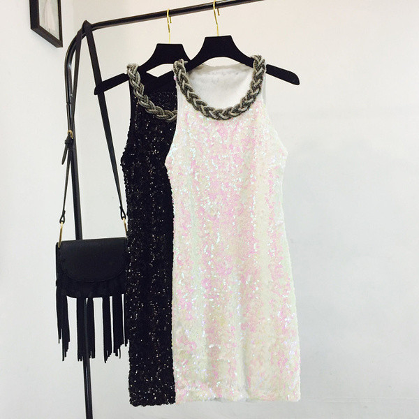 Stílusos női ruha kerek nyakkivágással fehér és fekete színben