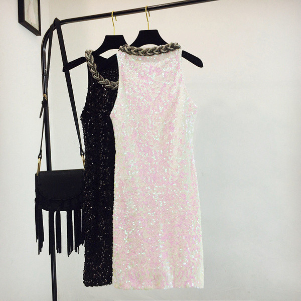 Stílusos női ruha kerek nyakkivágással fehér és fekete színben