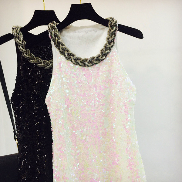 Stílusos női ruha kerek nyakkivágással fehér és fekete színben