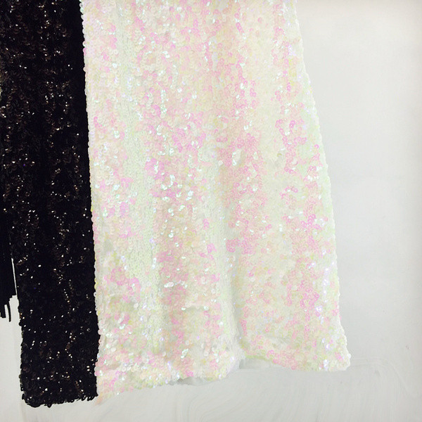 Stílusos női ruha kerek nyakkivágással fehér és fekete színben