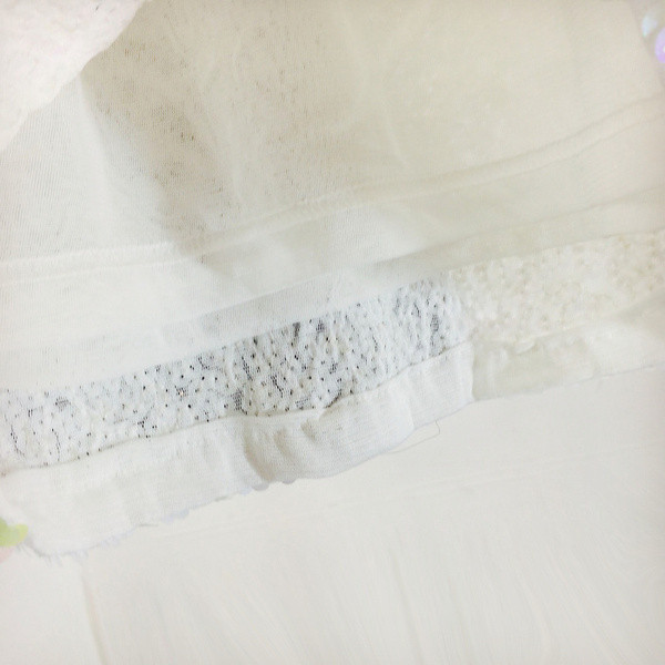 Stílusos női ruha kerek nyakkivágással fehér és fekete színben