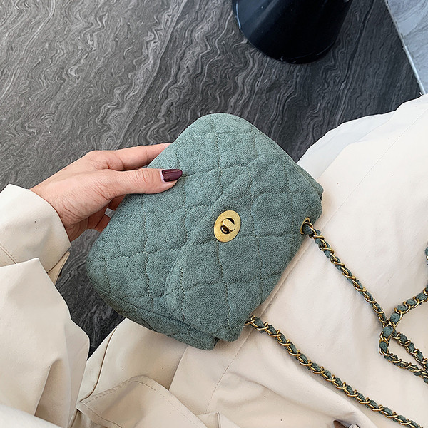 Öko velúrból készült modern női táska lánccal több színben