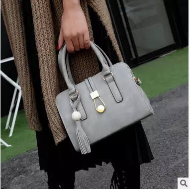 Stílusos női táska rövid és hosszú füllel, fekete és szürke színben