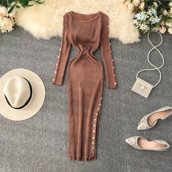 Több színben sliccelt női ruha