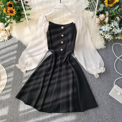 Modern női ruha fekete és piros gombokkal