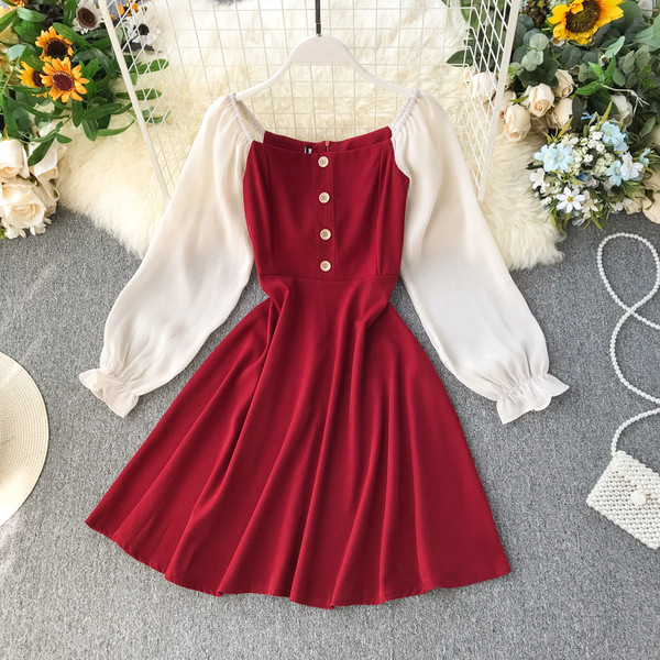 Modern női ruha fekete és piros gombokkal