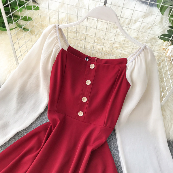 Modern női ruha fekete és piros gombokkal