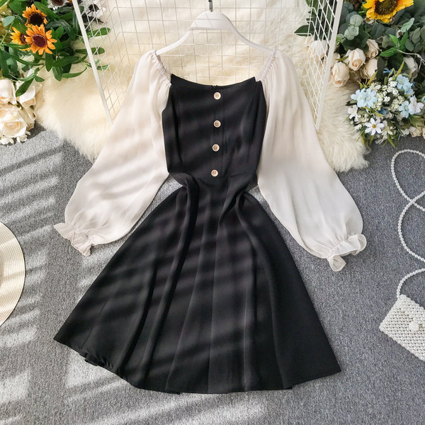 Modern női ruha fekete és piros gombokkal