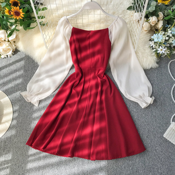 Modern női ruha fekete és piros gombokkal