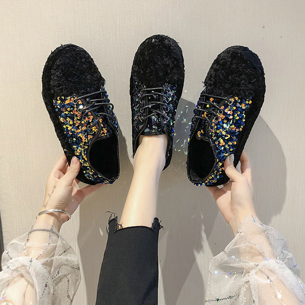 Őszi női cipő pehellyel és flitterekkel, két színben