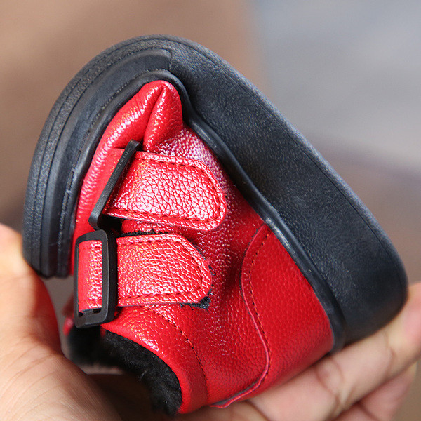 Gyerekcsizma puha béléssel, fekete és piros színben